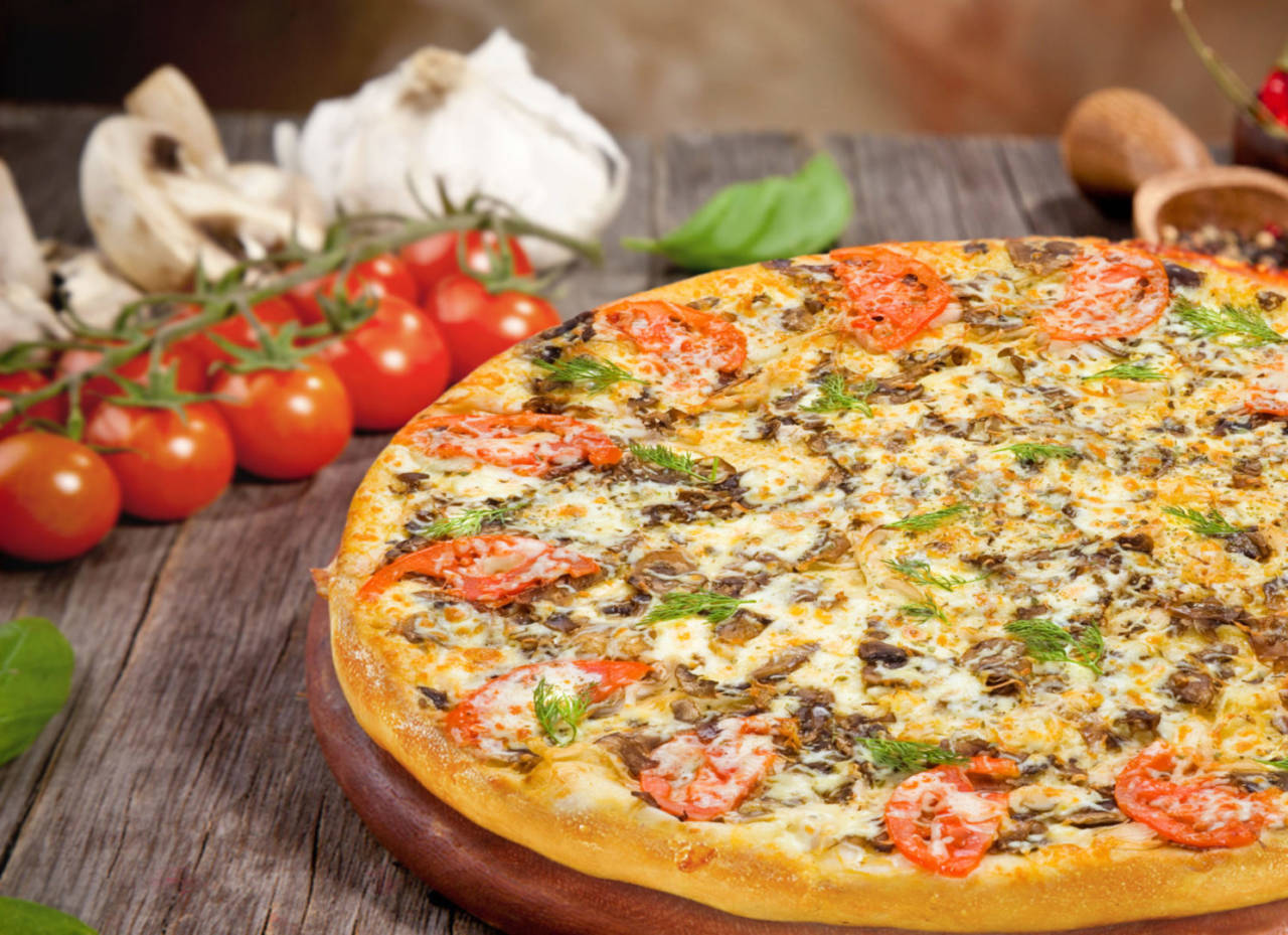 рецепт домашней пиццы с колбасой сыром помидором и шампиньонами фото 56